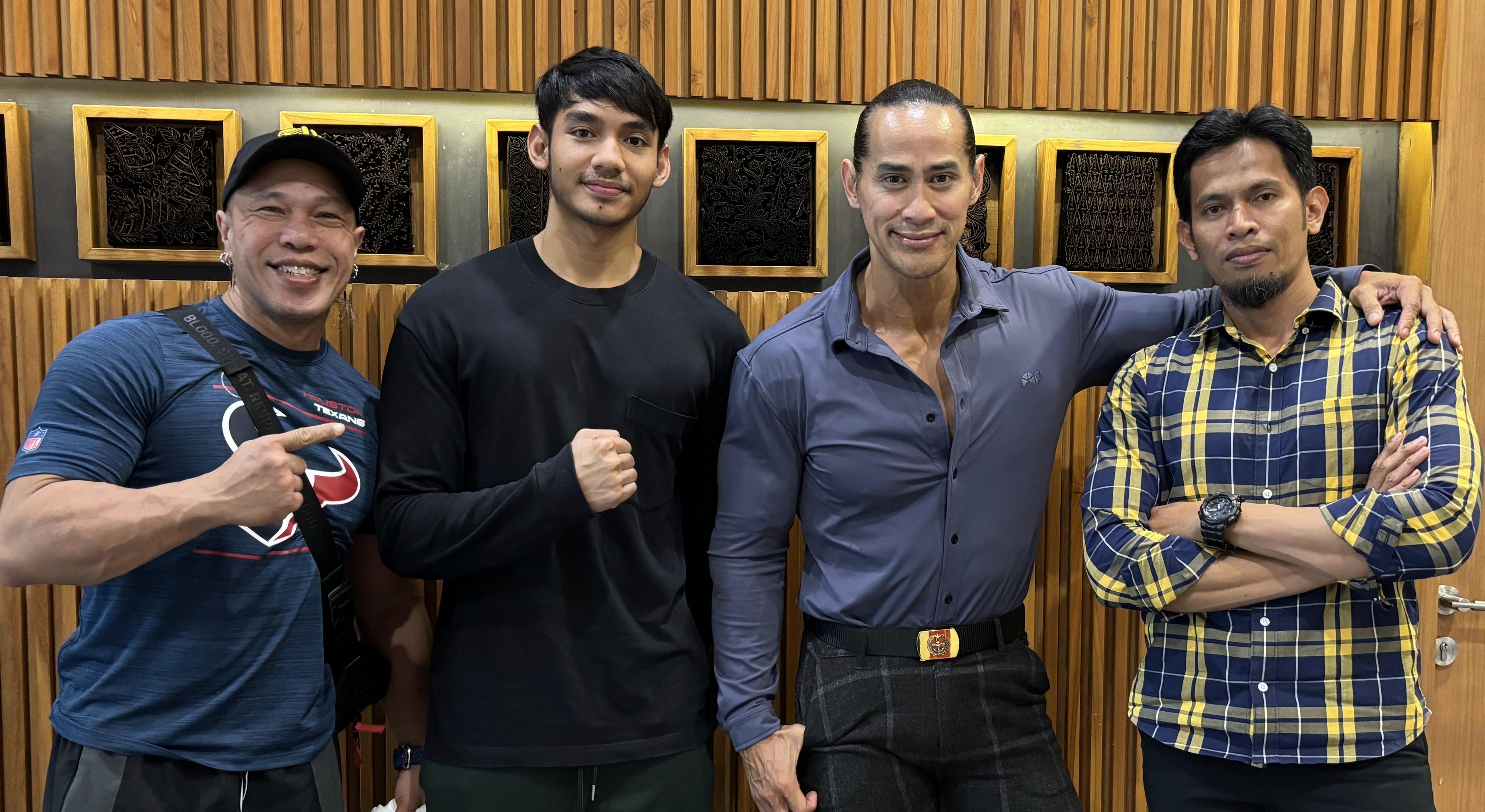 Physique Lab founder and mentor with industry figures in a fitness event environment